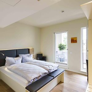Großes Zimmer mit Kingsize-Bett